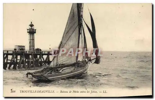 Cartes postales Phare Trouville Deauville Bateau de peche entre les jetees