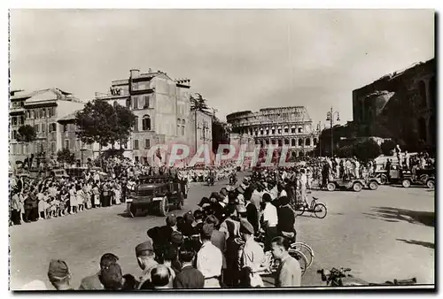 Cartes postales moderne Militaria De Tunis a Sienne 15 juin 1944 Les troupes francaises defilent a Rome a fond le Colise