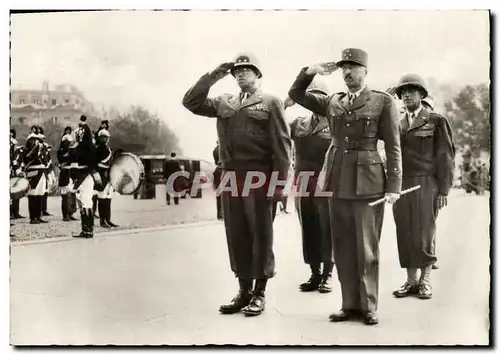 Moderne Karte Militaria Liberation de Paris Le general Bradley et le general Koenig devant la tombe du soldat