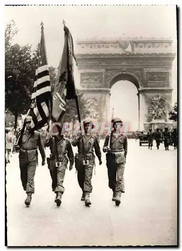Cartes postales moderne Militaria Defile des drapeaux americains aux Champs Elysees Paris