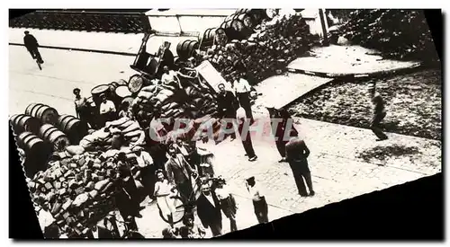 Cartes postales moderne Militaria Barricade dans la banlieue de Paris