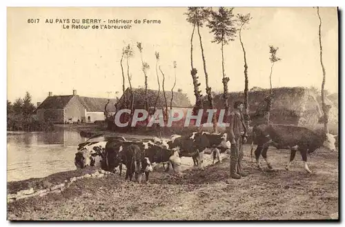 Ansichtskarte AK Folklore Au pays du Berry Interieur de ferme Le retour de l&#39abreuvoir Vaches