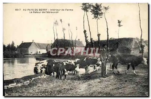 Ansichtskarte AK Folklore Au pays dy Berry Interieur de ferme Le retour de l&#39abreuvoir Vaches