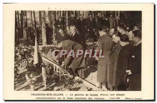 Cartes postales moderne Militaria Oradour sur Glane Le Generale de Gaulle depose une plaque commemorative sur la fosse c