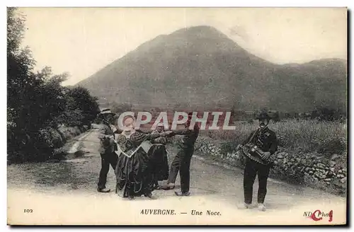 Cartes postales Folklore Auvergne Une noce Mariage