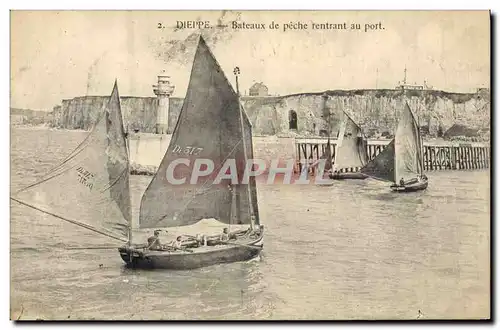 Cartes postales Phare Dieppe Bateaux de peche rentrant au port