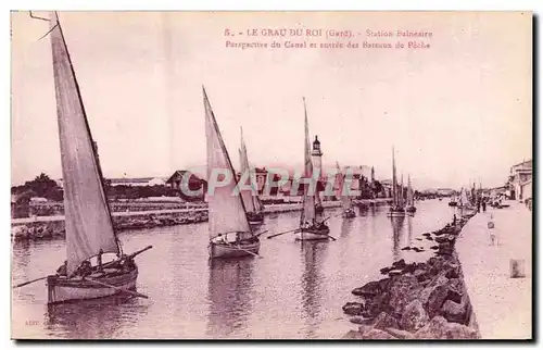 Cartes postales Phare Le Grau du Roi Perspective du Canal et entree des bateaux de peche