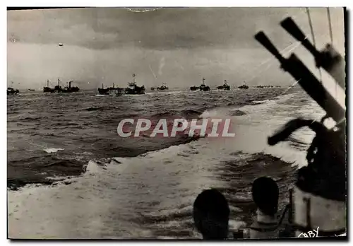 Cartes postales Militaria Debarquement en Normandie Les batiments de la Royale escortent les unites de debarquem