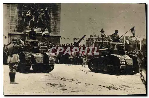 CARTE PHOTO Militaria Paris Arc de Triomphe Chars francais Renault