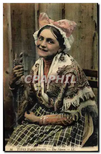Cartes postales Folklore Auvergne Une fileuse
