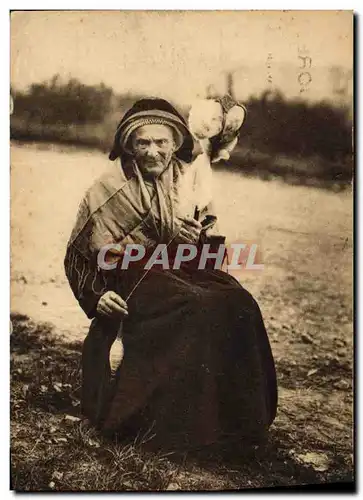 Cartes postales Folklore Auvergne Une fileuse