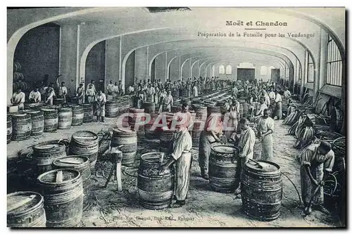 Cartes postales Folklore Vin Vignoble Vendanges Champagne Moet et Chandon Preparation de la Futaille pour les ve