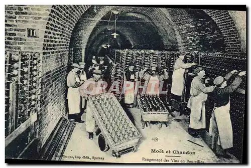 Cartes postales Folklore Vin Vignoble Vendanges Champagne Moet et Chandon Rangement des vins en bouteilles