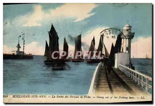 Cartes postales Phare Boulogne sur Mer La sortie des barques de peche Bateaux