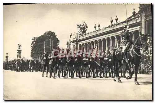 Cartes postales moderne Militaria Paris Defile devant le Grand Palais