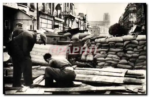 Cartes postales moderne Militaria Une barricade aux abords de la Prefecture