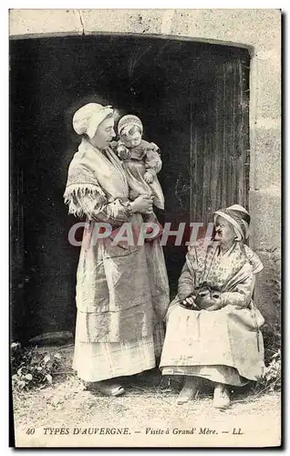 Cartes postales Folklore Types d&#39Auvergne Visite a grand mere