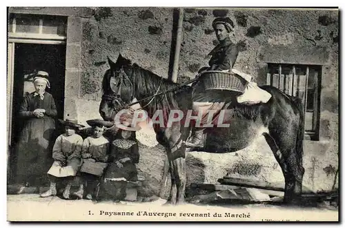 Cartes postales Folklore Paysanne d&#39Auvergne revenant du marche Cheval
