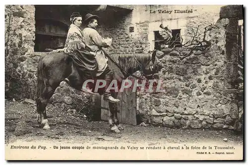 Ansichtskarte AK Folklore Le Velay Environs du Puy Un jeune couple de montagnards du Velay Cheval