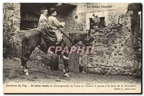 Cartes postales Folklore Le Velay Environs du Puy Un jeune couple de montagnards du Velay Cheval