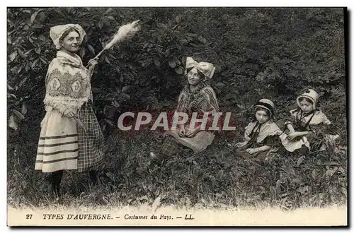 Cartes postales Folklore Auvergne Costumes du pays Fileuse