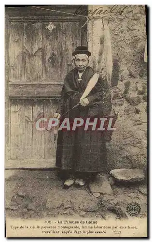 Ansichtskarte AK Folklore La fileuse de laine Type de la vieille paysanne montagnarde