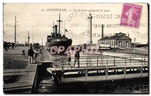 Cartes postales Phare Ouistreham Un bateau prend la mer