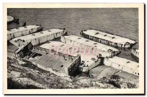 Cartes postales moderne Militaria Arromanches Petits bateaux flotteurs en ciment utilises pour le debarquement