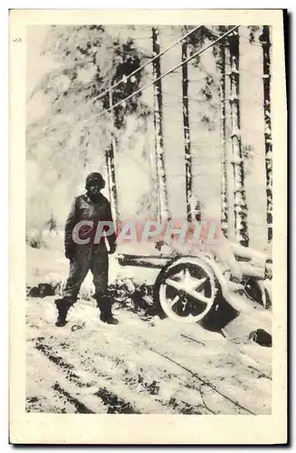Cartes postales moderne Militaria Un soldat americain devant un petit canon allemand