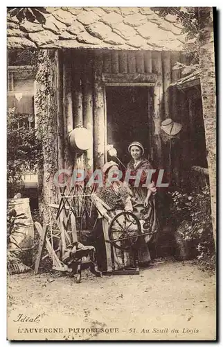 Cartes postales Folklore Auvergne Au seuil du logis Fileuse