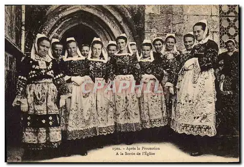 Ansichtskarte AK Folklore Apres la procession A la sortie de l&#39eglise Femmes