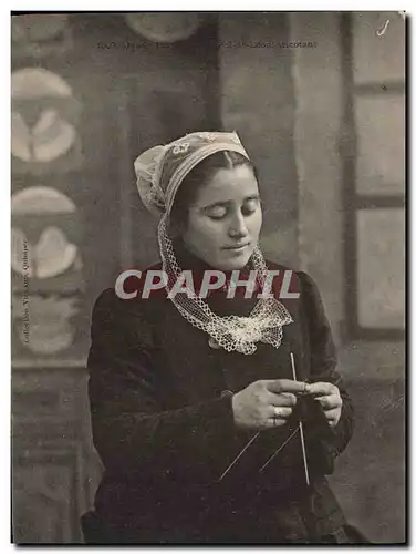 Cartes postales Folklore Jeune fille de Saint Pol de Leon tricotant