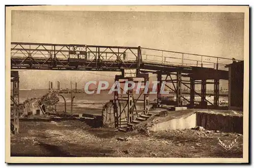 Cartes postales moderne Militaria Arromanches les Bains Le port de la Liberation Le pont d&#39Arromanches a la Petite Ca