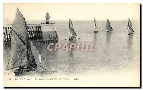 Cartes postales Phare Le Havre La sortie des bateaux de peche Bateau