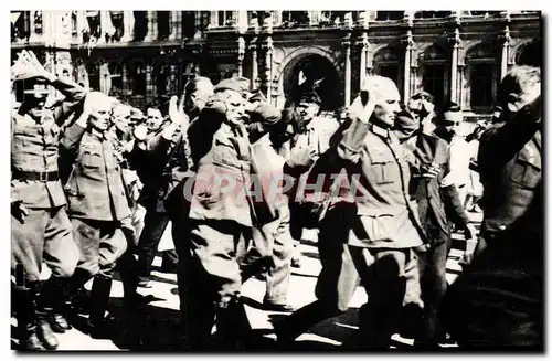 Ansichtskarte AK Militaria Paris Officiers allemands faits prisonniers Place de l&#39Opera diriges vers L&#39Hote