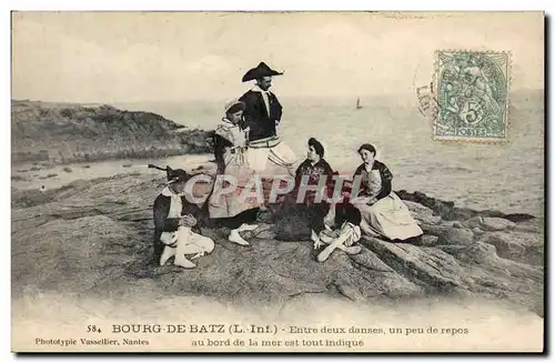 Ansichtskarte AK Folklore Bourg de Batz Entre deux danses un peu de repos au bord de la mer est tout indique