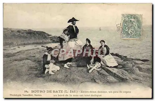 Cartes postales Folklore Bourg de Batz Entre deux danses un peu de repos au bord de la mer est tout indique