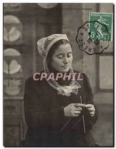 Cartes postales Folklore Jeune fille de Saint pol de Leon tricotant