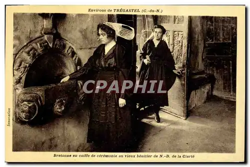 Cartes postales Folklore Environs de Tregastel Bretonne en coiffe de ceremonie au vieux benitier de ND de la Cla