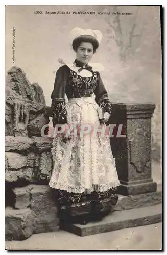 Cartes postales Folklore Jeune fille de Pont Aven sortant de la messe