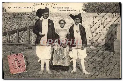 Ansichtskarte AK Folklore Bourg de Batz Paludiers et paludiere Costumes d&#39autrefois