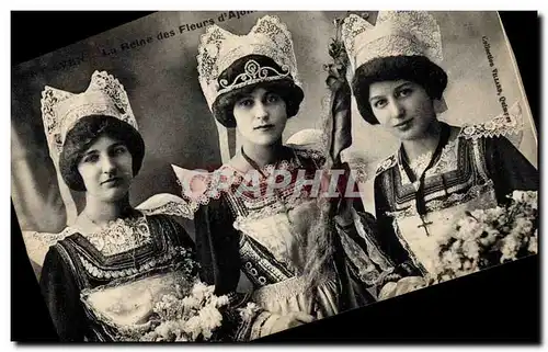 Cartes postales Folklore Pont Aven La reine des fleurs d&#39ajoncs et ses demoiselles d&#39honneur