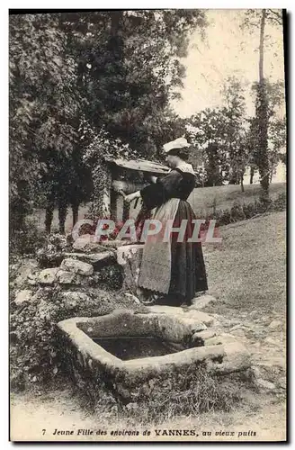 Cartes postales Folklore Jeune fille des environs de Vannes au vieux puits