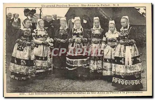 Ansichtskarte AK Folklore Un grand pardon breton Ste Anne la Palud Les femmes mariees portant la statue de Ste An
