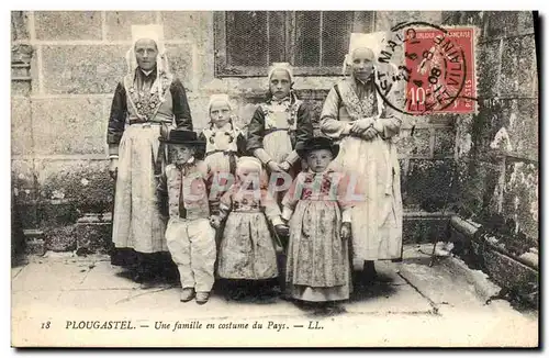 Ansichtskarte AK Folklore Plougastel Une famille en costume de pays