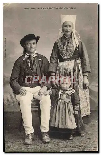 Cartes postales Folklore Une famille de Plougastel Daoulas