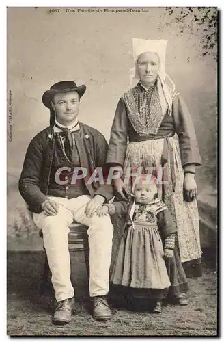 Cartes postales Folklore Une famille de Plougastel Daoulas