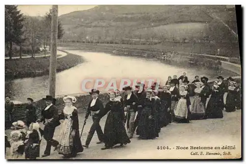 Cartes postales Folklore Noce bretonne en defile Mariage