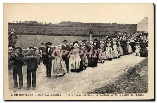 Ansichtskarte AK Folklore Environs d&#39Auray Trois noces reunies Le cortege apres la sortie de l&#39eglise Maria