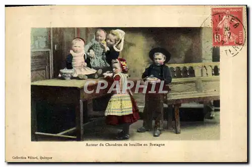 Cartes postales Folklore Autour du chaudron de bouillie en Bretagne Enfants